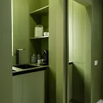 Rouge In Appartement *