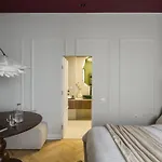 Rouge In Appartement